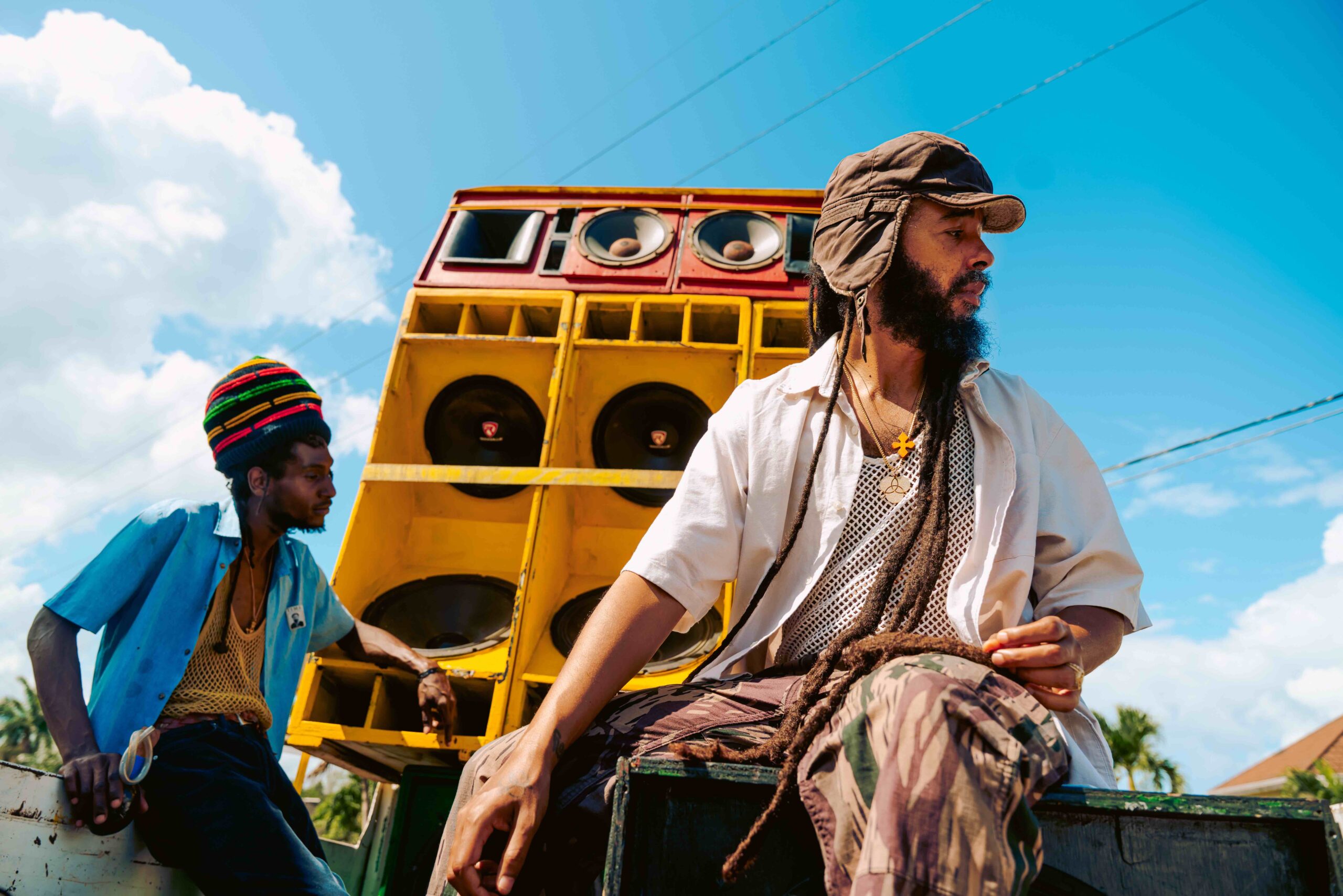 PROTOJE TRASLADA SU “LIVE DUB EXPERIENCE” AL C.C. BARRANCO El artista jamaicano presentará en vivo su proyecto junto al productor Tippy I, en un concierto que inaugura la ruta sudamericana de su gira mundial. Debido al gran éxito de la preventa y a la alta demanda del público, el concierto de Protoje junto a Tippy I cambiará de local y ahora se realizará en el Centro de Convenciones Barranco (Av. República de Panamá 220). La fecha del show se mantiene para el miércoles 12 de noviembre, en el marco de la gira sudamericana “In Search of Zion: Live Dub Experience”. Protoje, figura clave del reggae contemporáneo, compartirá escenario con Tippy I, productor de Islas Vírgenes, para desplegar una propuesta única que combina repertorio vocal con manipulación dub en tiempo real. El evento contará además con el refuerzo sonoro de La Montaña Sound System. La preventa fue un éxito total, pero aún hay entradas disponibles a través de Joinnus. El músico jamaicano es reconocido por revitalizar el sonido del reggae con influencias de hip hop y soul, y ha sido destacado por medios internacionales como Rolling Stone, Vogue y The FADER. Sus álbumes A Matter of Time (2018) y Third Time Is a Charm (2022) fueron nominados al Grammy en la categoría Mejor Álbum de Reggae, consolidando su trayectoria como uno de los artistas más influyentes del género. El concierto forma parte de la programación de Lima Dub Club, que continúa acercando al público local experiencias únicas de reggae y dub en vivo. PROTOJE – LIVE DUB EXPERIENCE Miércoles 12 de noviembre | Centro de Convenciones Barranco Entradas disponibles en Joinnus.com Link video: https://www.youtube.com/watch?v=hzqFmXZ8tOE&list=RDhzqFmXZ8tOE&start_radio=1